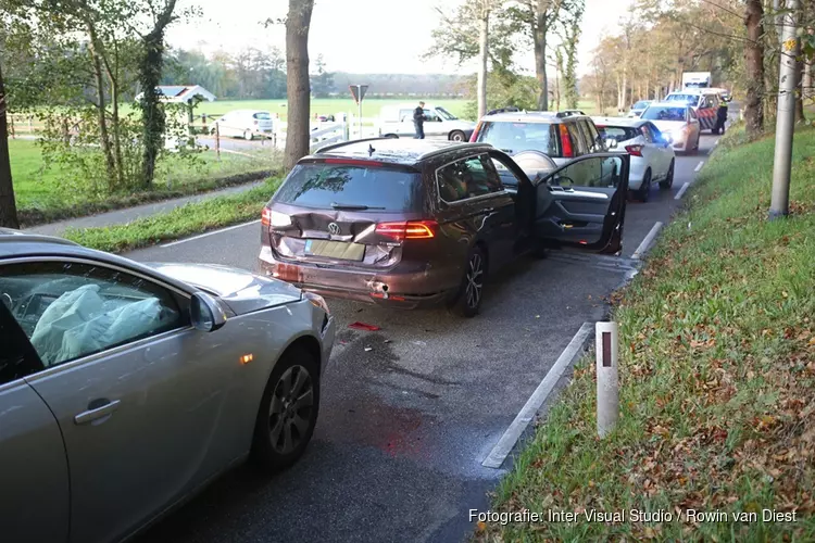 Vier auto&#39;s betrokken bij kettingbotsing op N206 in Vogelenzang