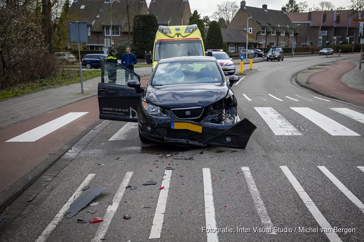 Botsing voor zebrapad Bloemendaalseweg in Overveen