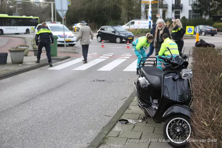 Scooterrijder naar het ziekenhuis na aanrijding op rotonde