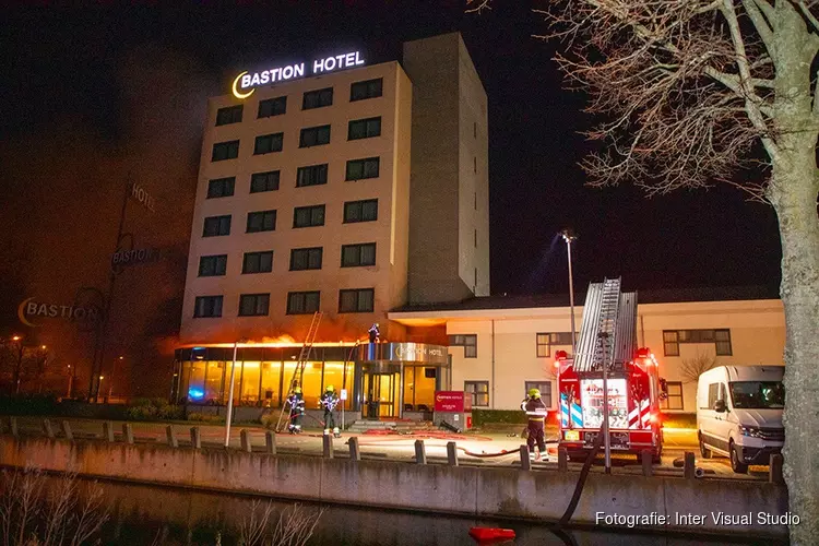 Grote brand in Bastion hotel in Santpoort-Noord, politie doet onderzoek (foto-update)