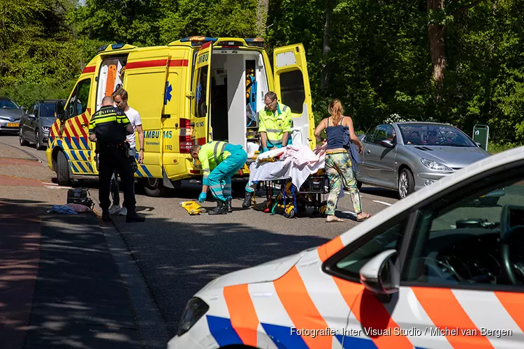 Wielrenner gewond na botsing met overstekend meisje