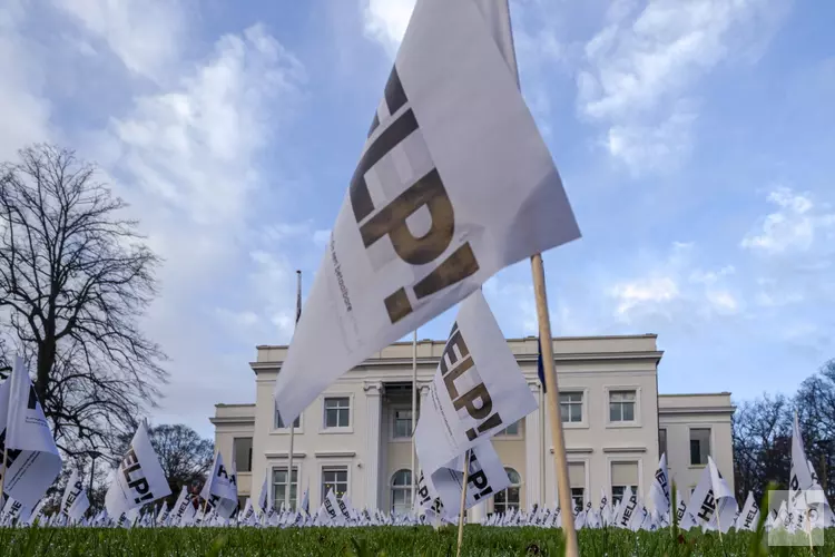 Grasveld gemeentehuis Bloemendaal bezaaid met vlaggen