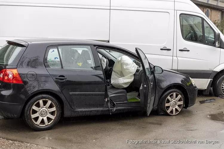 Busje en auto in botsing op de Oranje Nassaulaan in Overveen