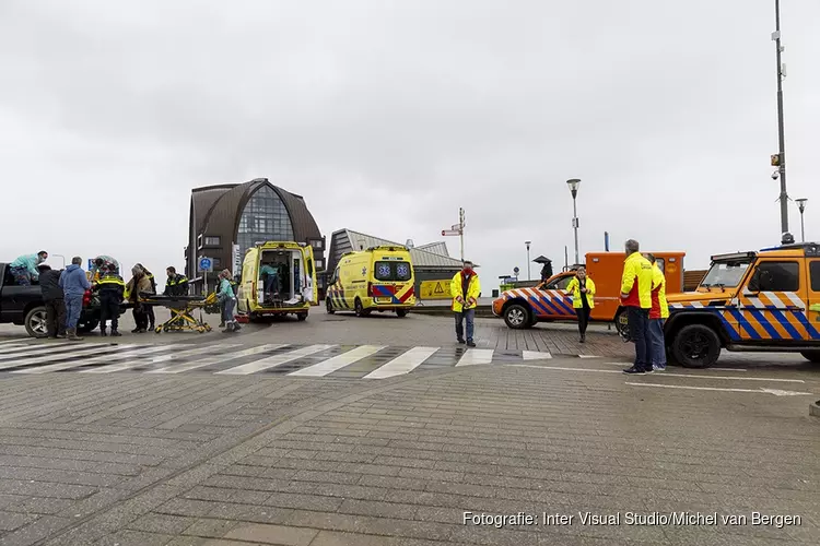 Hulpdiensten groots uitgerukt voor onwelwording op strand Bloemendaal