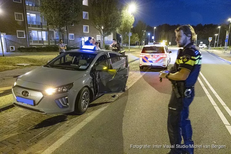 Automobilist knalt tegen portier van taxi en gaat er vandoor