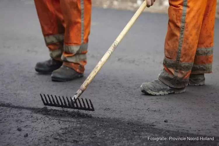 Nieuw asfalt rotonde Vogelenzangseweg (N206) in Vogelenzang