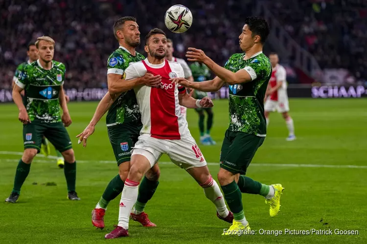 Ajax naar regelmatige zege op PEC Zwolle