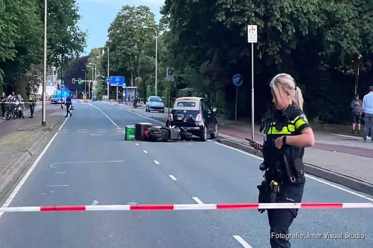 Scooter rijdt achterop auto in Bennebroek