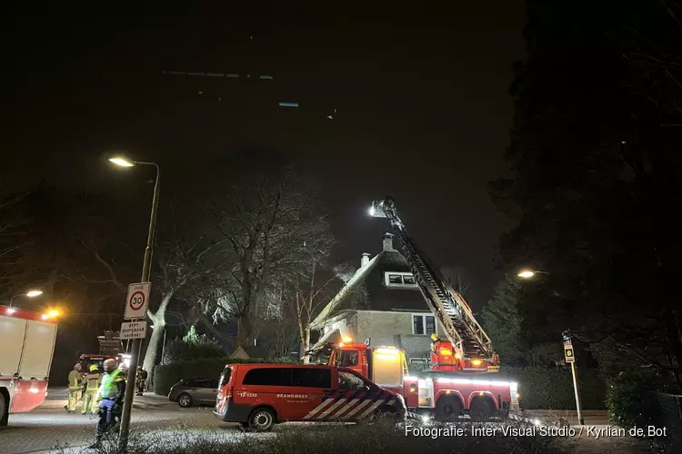 Brand in villa met rieten kap te Aerdenhout