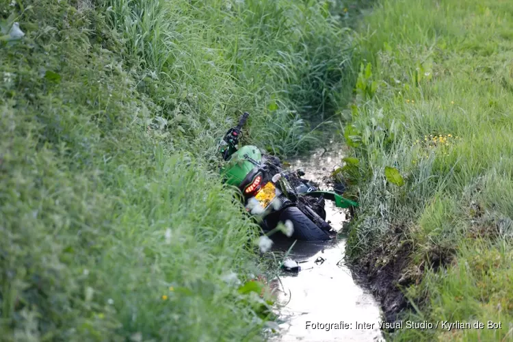 Motorrijder vliegt uit bocht in Vogelenzang