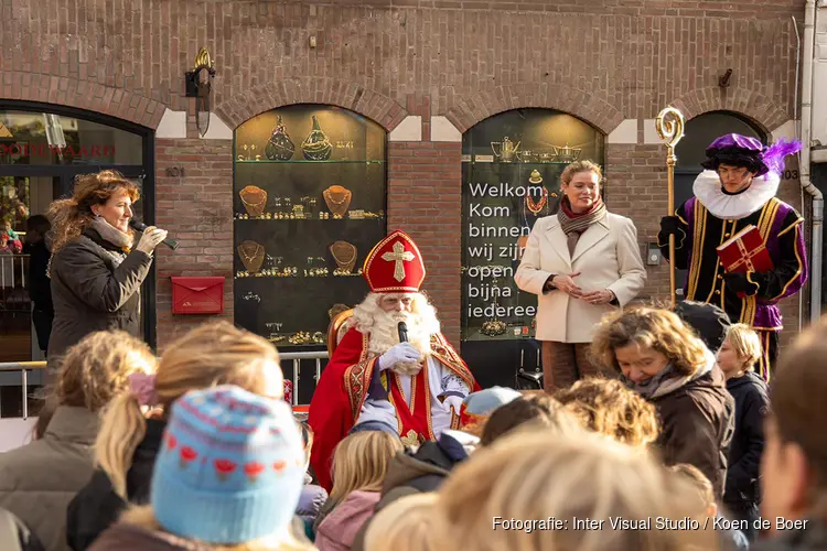 Intocht Sinterklaas in Bloemendaal ondanks regen sfeervol verlopen