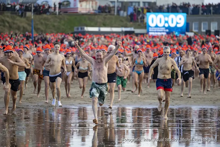 Bikkels wagen zich weer aan Nieuwjaarsduik Zandvoort