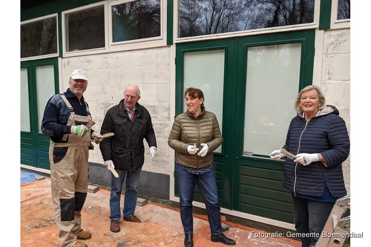 Burgemeester en wethouders uit Bloemendaal steken de handen uit de mouwen tijdens NLdoet 2024