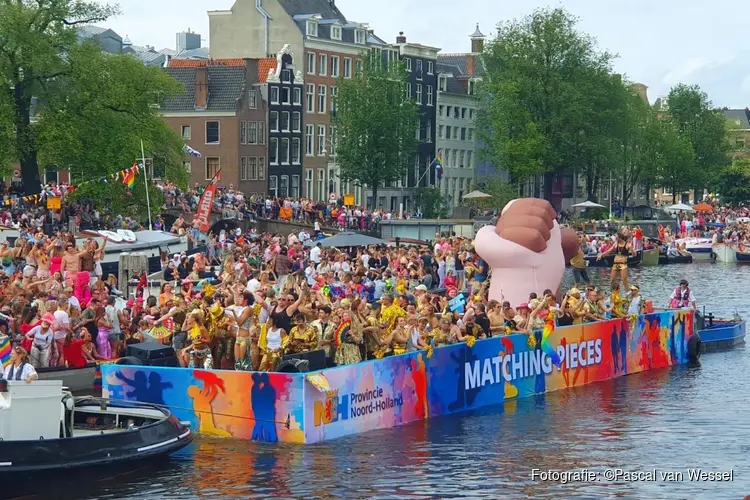 Canal Parade 2024: provincieboot vol ‘matching pieces’