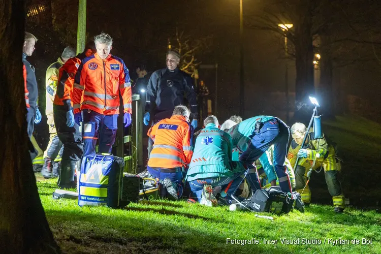 Oudere man met rollator te water in Bennebroek