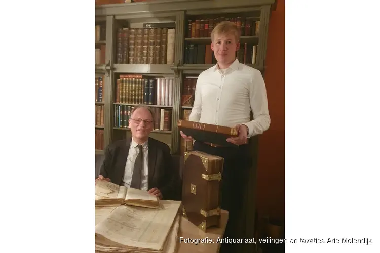 Taxatie van oude boeken in de bibliotheek van Bloemendaal