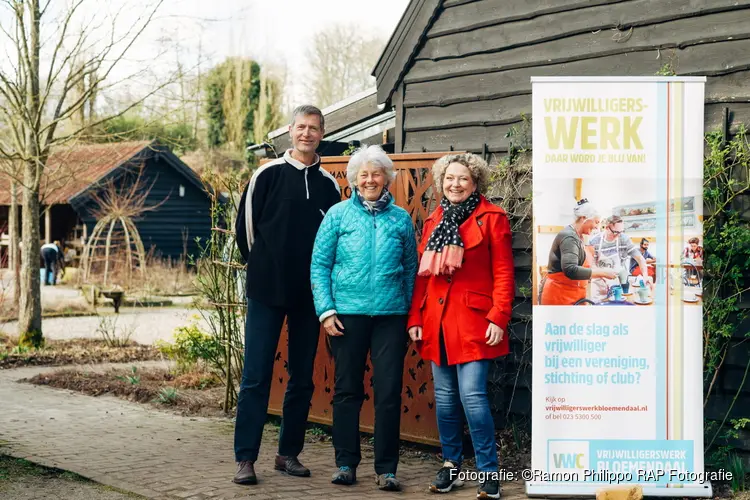 Wethouders uit Bloemendaal steken de handen uit de mouwen tijdens NLdoet 2025